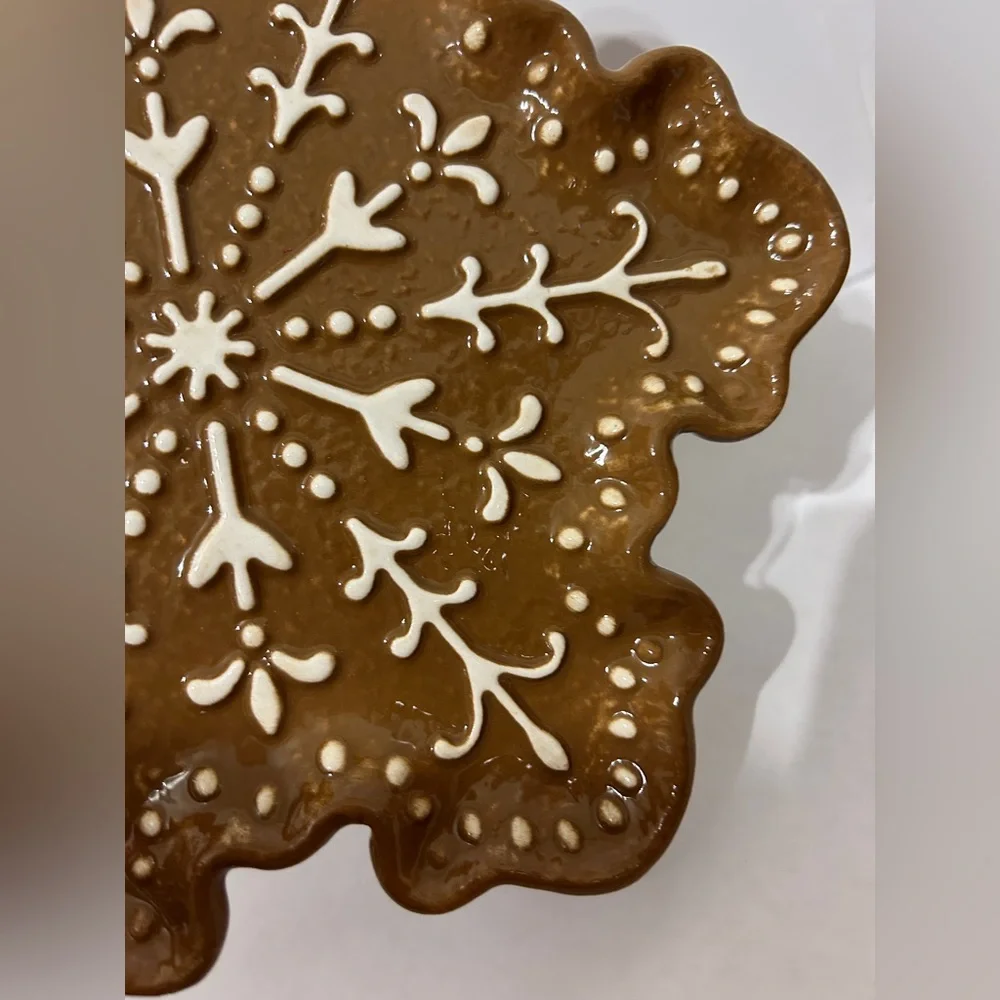 Sleigh Bell Bistro Gingerbread Cookie Snowflake Plate  Christmas Decor 8.5” NEW